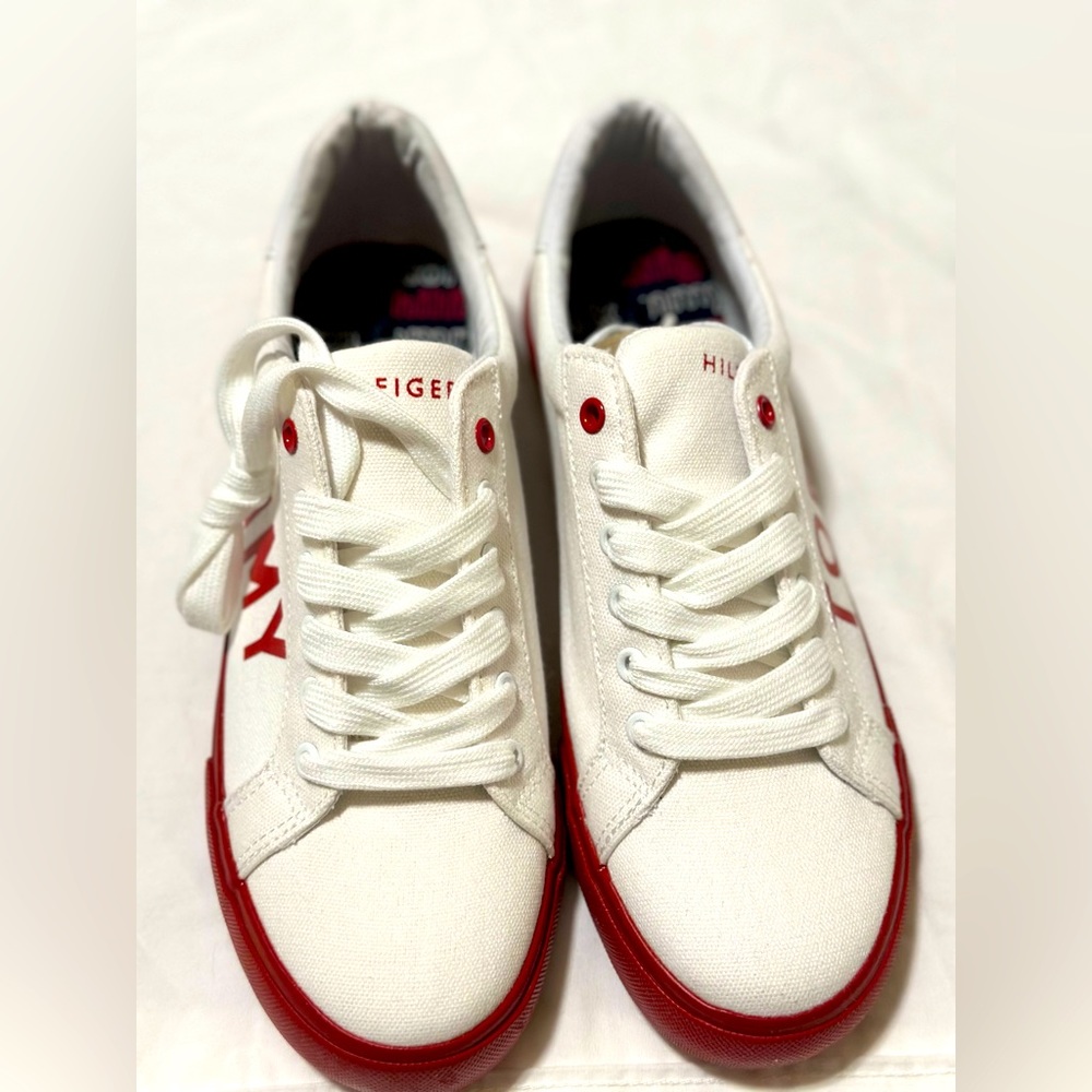 Women’s Tommy Hilfiger White Lightee sneakers Size 8M